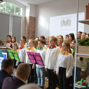 Uczniowie ZS w Chociczy śpiewają w murach nowej filii
