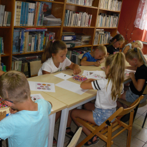 Zdjęcie przedstawia dzieci podczas zajęć